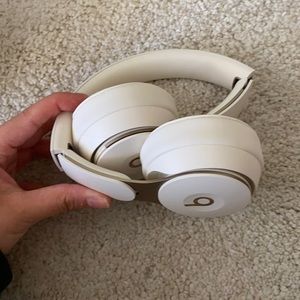 Like new BEATS Solo Pro noise canceling headphones